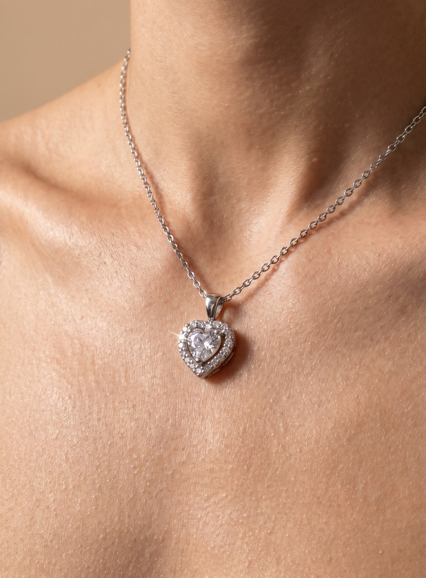 Sidabrinis kaklo pakabukas su širdelės formos cirkoniais - Love Shine Necklase