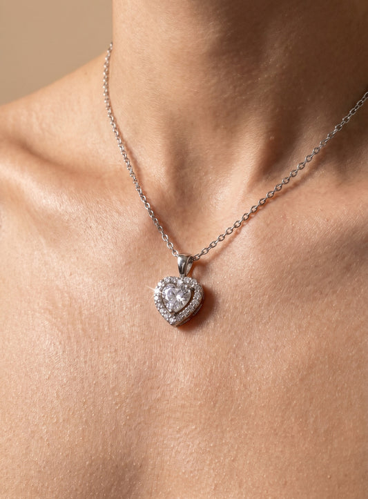 Sidabrinis kaklo pakabukas su širdelės formos cirkoniais - Love Shine Necklase